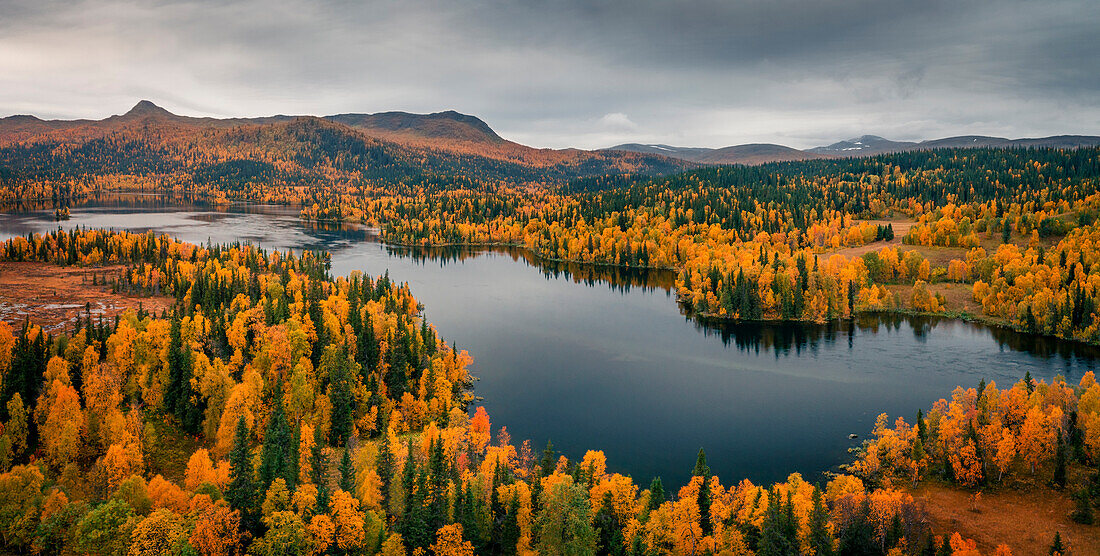 See und Berge mit Bäumen im Herbst entlang der Panoramastraße der Wilderness Road in Jämtland in Schweden von oben\n