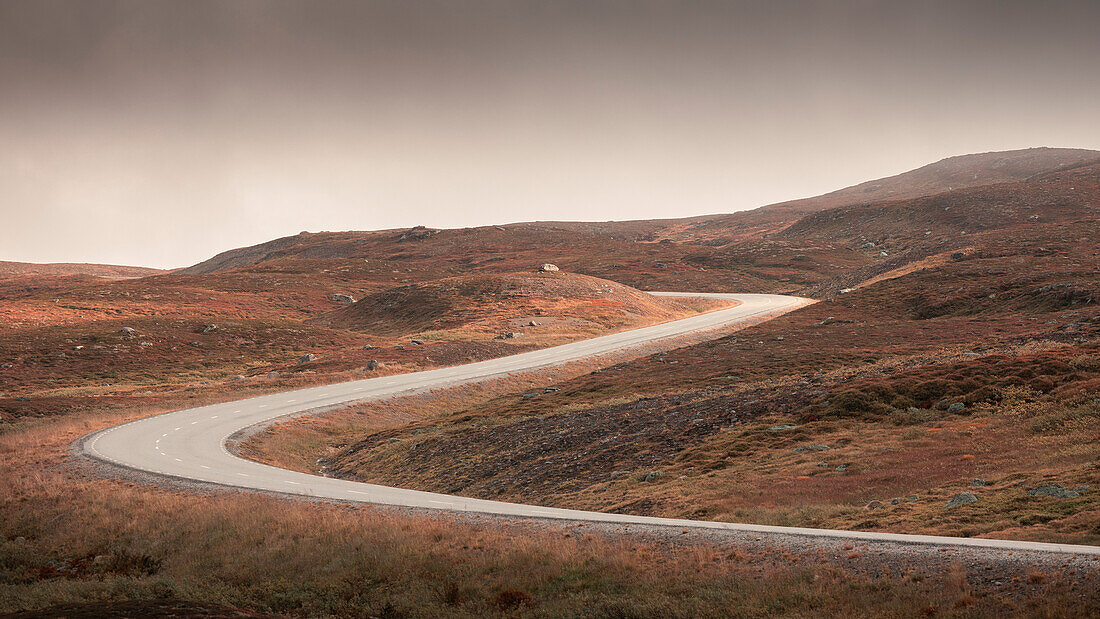 Straßenkurven der Wilderness Road, auf der Hochebene Vildmarksvägen in Jämtland im Herbst in Schweden\n