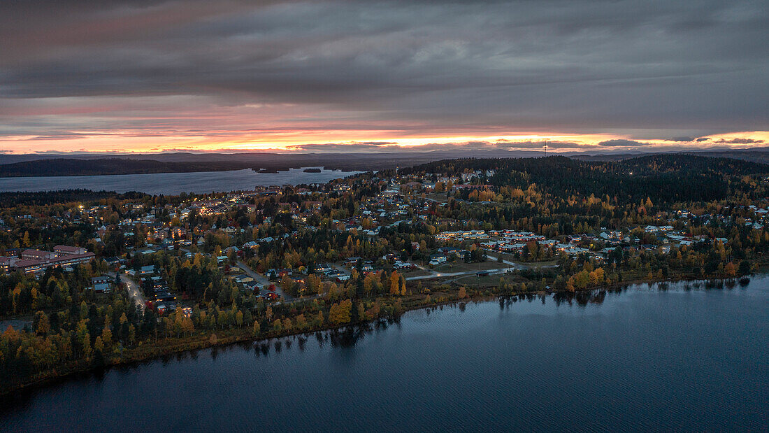Ort Vilhelmina bei Sonnenuntergang von oben, Lappland Schweden\n