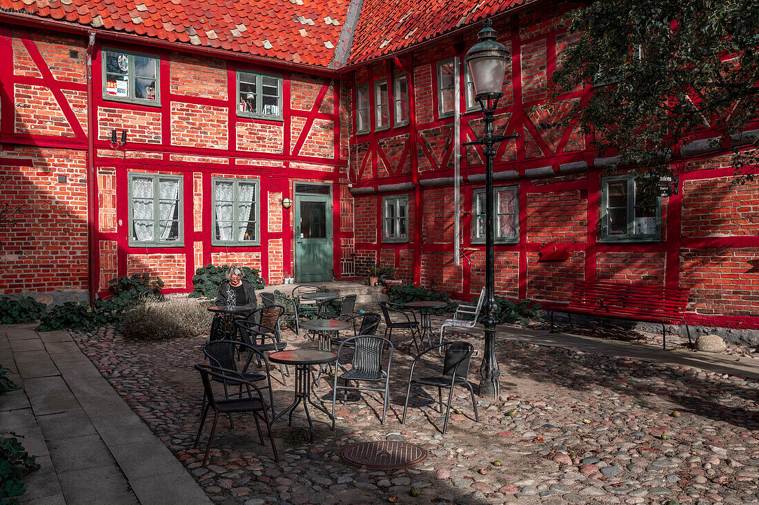 Tische und Stühle im Hinterhof in Ystad in Schweden
