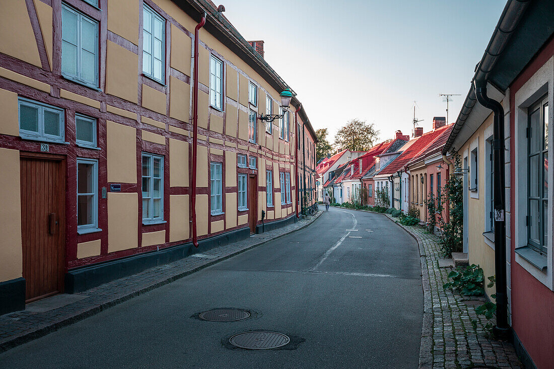 Hausfassaden und Straße in Ystad in Schweden\n