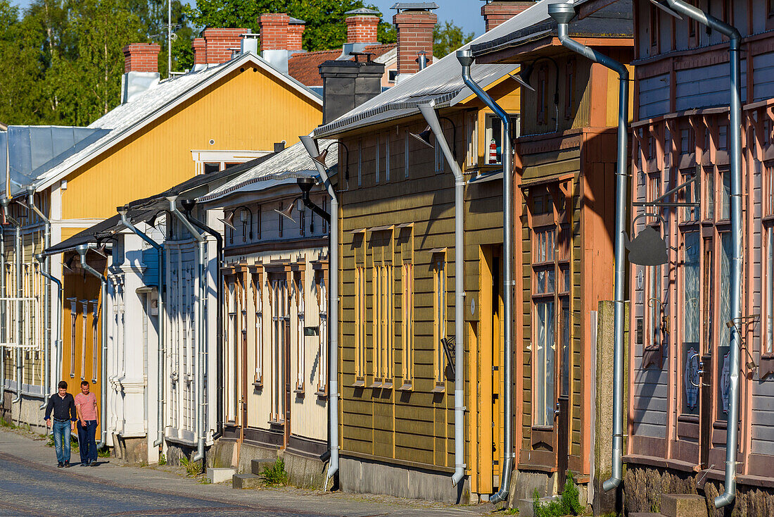 Fussgänger entlang den Holzhäusern in Altstadt von Rauma, Strassenszene, Westküste, Finnland