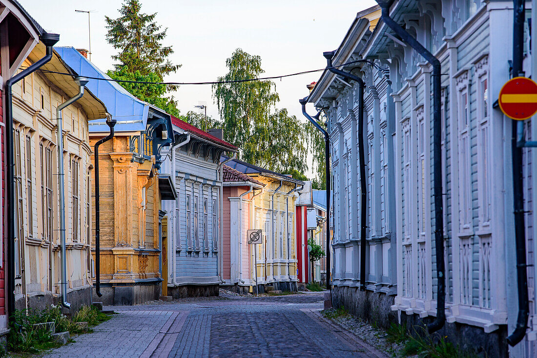 Bunte Holzhäuser, Strassenszene in der Altstadt von Rauma, Westküste, Finnland