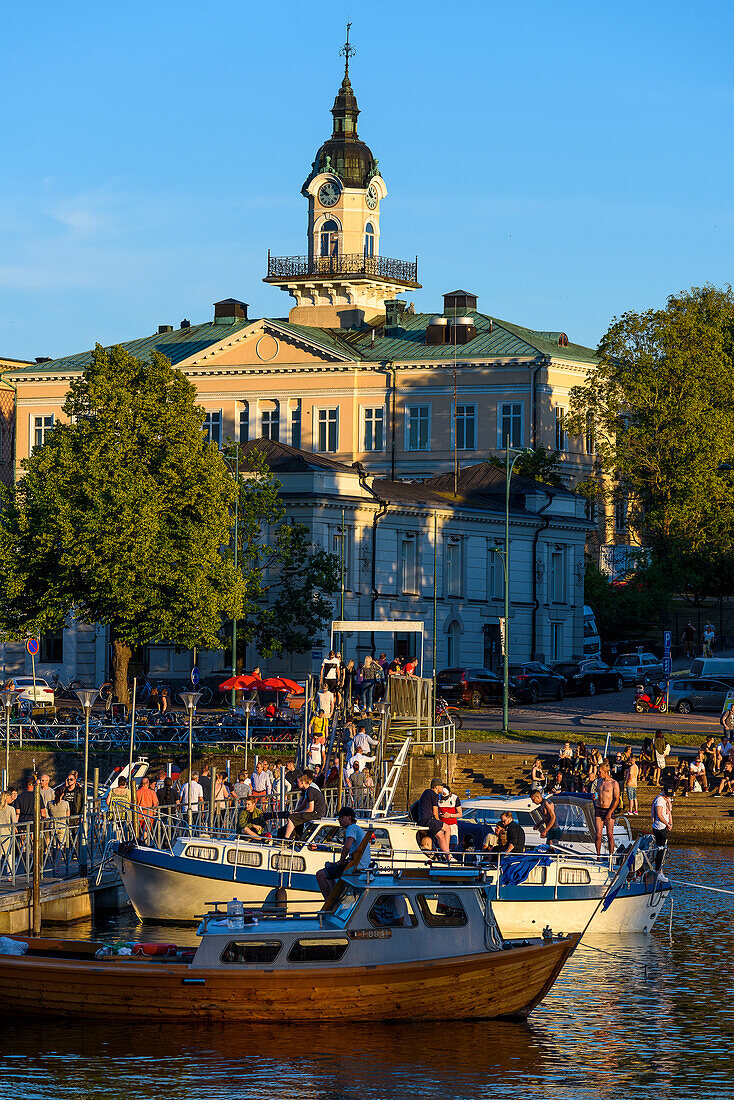 Fussgängerbrücke über Fluss zwischen Festival und Stadt, Pori Jazz Festival , Pori, Finnland