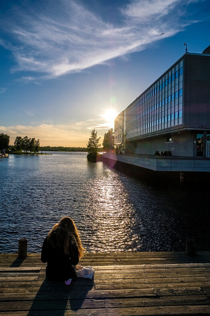 Junge Frau am Stadthafen, Stadtheater gegenüber, Oulo, Finnland