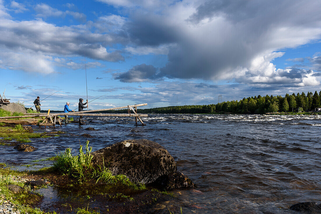 Angler an den Stromschnellen Kukkolankoski am Grenzfluss Torne älv, Tornio, Finnland