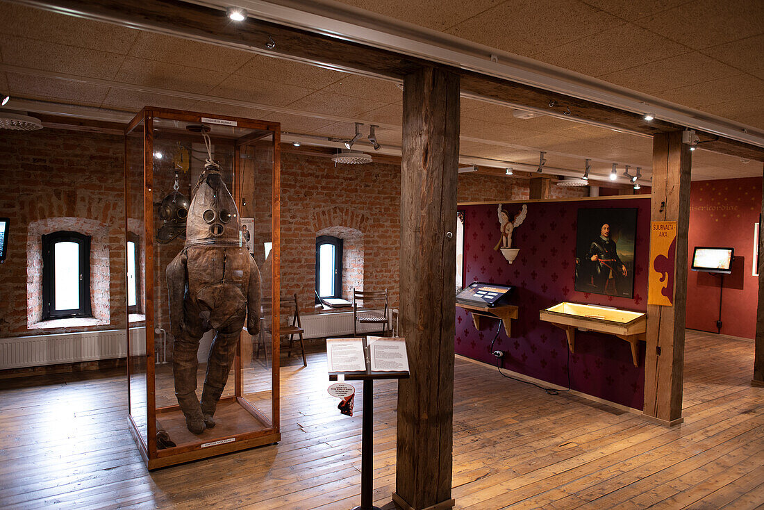 'Wanha Herra', der älteste Tauchanzug der Welt, im Heimatmuseum, Raahe, Finnland