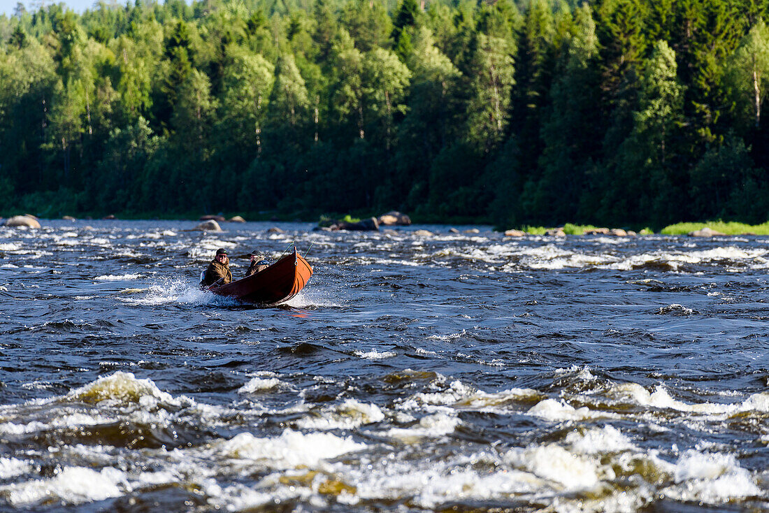 Motorboot mit Anglern an den Stromschnellen Kukkolankoski am Grenzfluss Torne älv, Tornio, Finnland