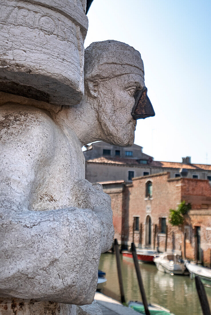 Statue an der Ecke in Campo dei Mori, Mann mit der Eisennase, Venedig, Venetien, Italien, Europa