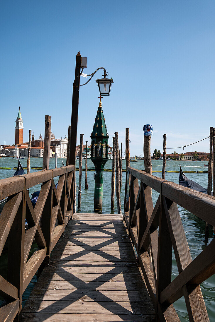 Blick auf die Laterne der Gondelstation am Markusplatz  im Hindergrund die Insel San Giorgio, Venedig, Venetien, Italien, Europa