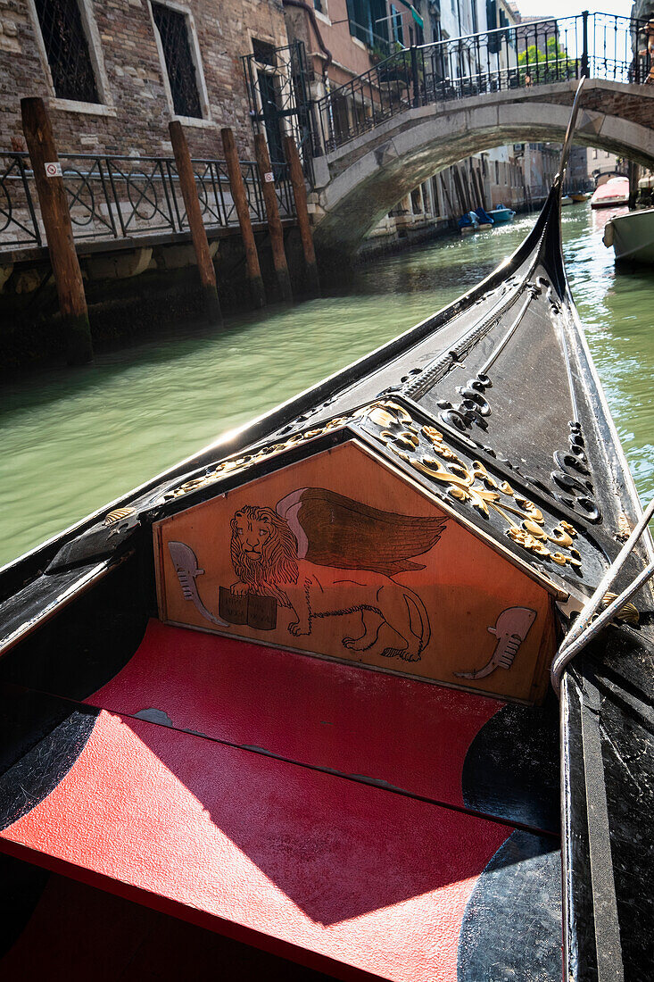 Detailansicht einer Venezianischen Gondel in Venedig, Venetien, Italien, Europa