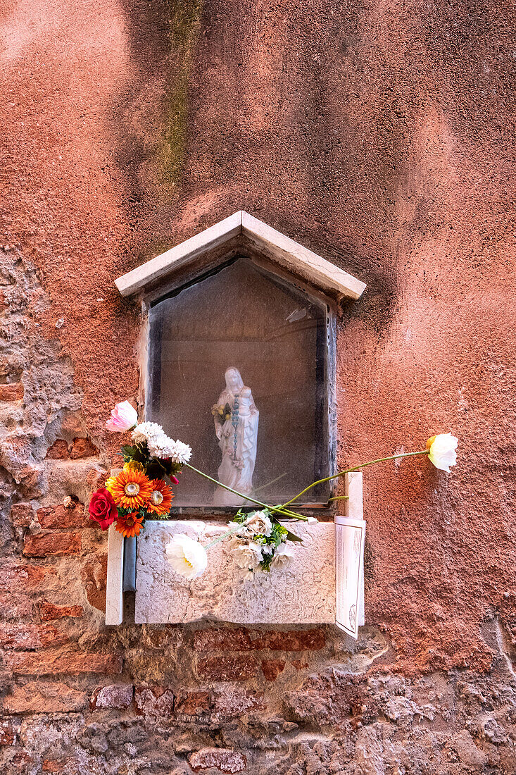 Blick auf einen Madonnen Schrein eingemauert in Cannaregio, Venedig, Venezia, Venetien, Italien, Europa