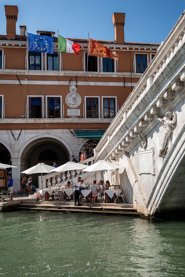 Blick auf eine Trattoria an der Rialto Brücke am Canale Grande, Venedig, Venetien, Italien, Europa
