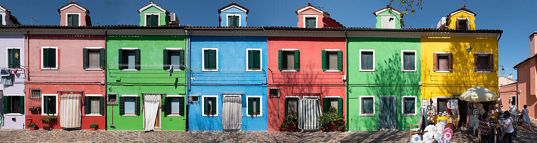 Bunte Häuser auf Burano in der Lagune von Venedig, Venetien, Italien