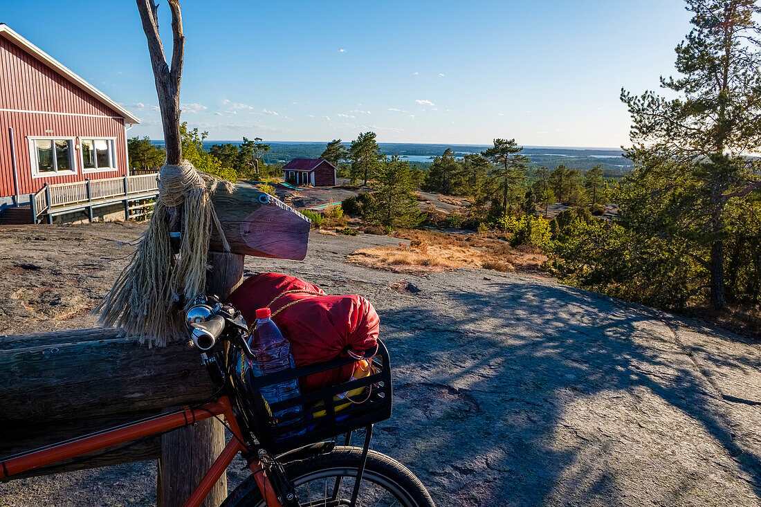 Geta, Aussichtspunkt, altes Holzhaus mit Fahrrad und Radtaschen, Ahland, Finnland