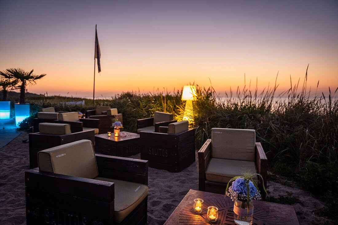 Abendstimmung an einer Strandbar am Meer, Ostsee, Schleswig-Holstein, Deutschland