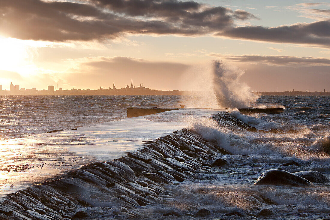 Ein Unwetter in der Ostsee, Wellen, die über eine Mole schlagen