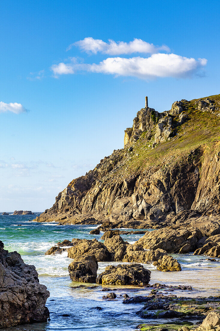 France, Bretagne, Finistere sud, Coast with cliff and lighthouse