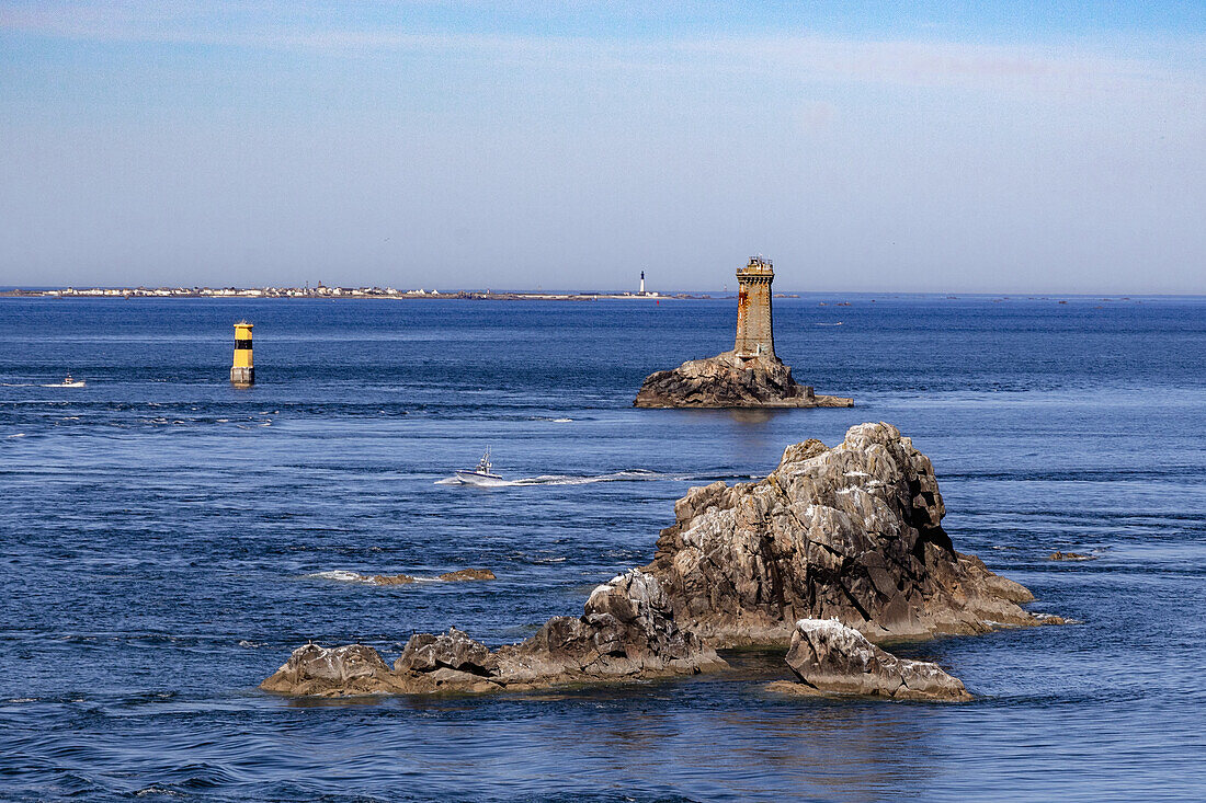 Frankreich, Bretagne, Finistere Sud, Felsen im Meer und Leuchtturm