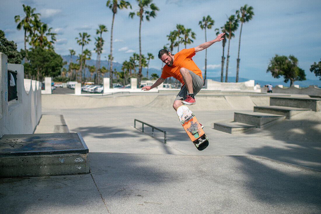 USA, Kalifornien, Ventura, Mann beim Skateboarden im Skatepark