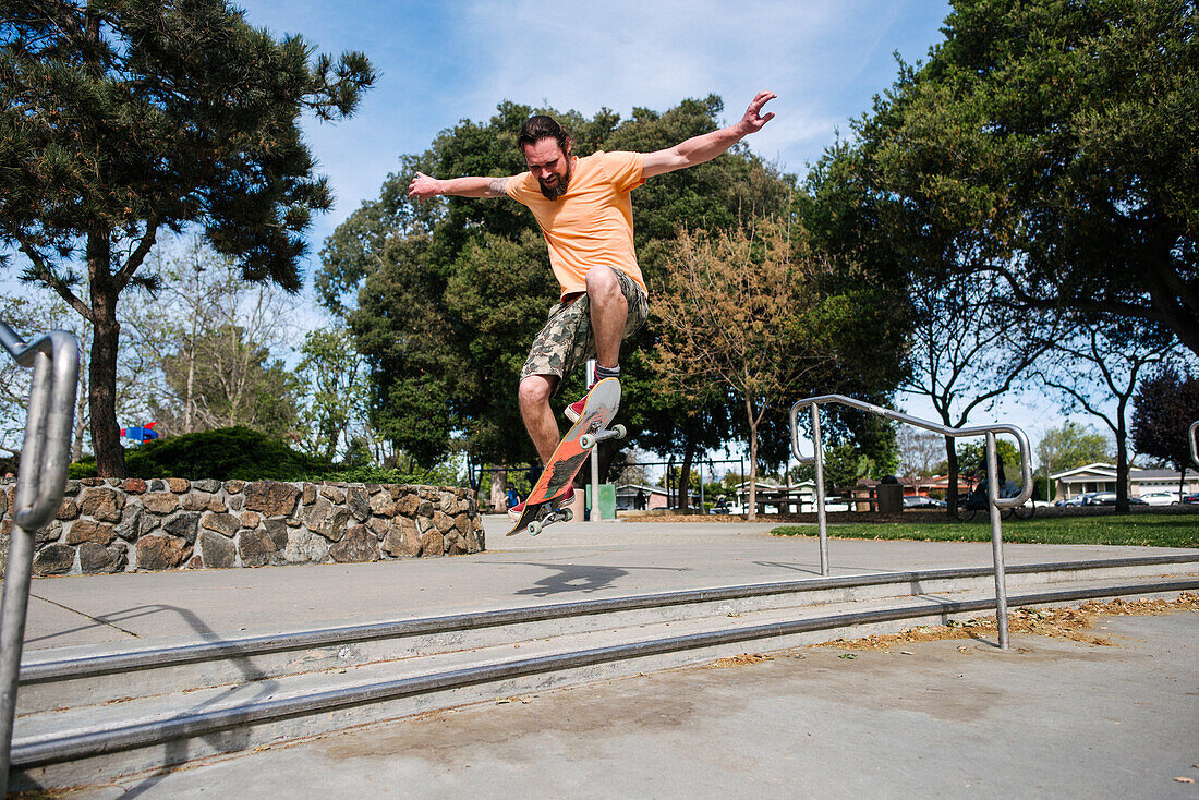USA, Kalifornien, San Francisco, Mann beim Skateboarden im Skatepark