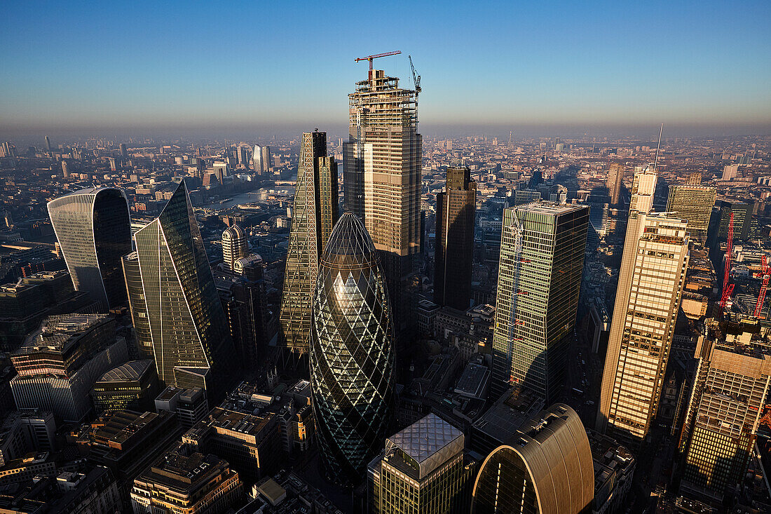 UK, London, Blick über die Wolkenkratzer von London bei Sonnenuntergang