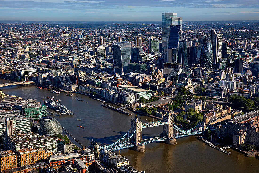 Großbritannien, London, Luftaufnahme der Tower Bridge und des Finanzviertels