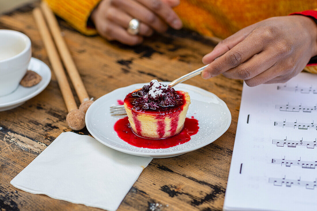 Italien, Toskana, Pistoia, Frau isst Dessert im Café