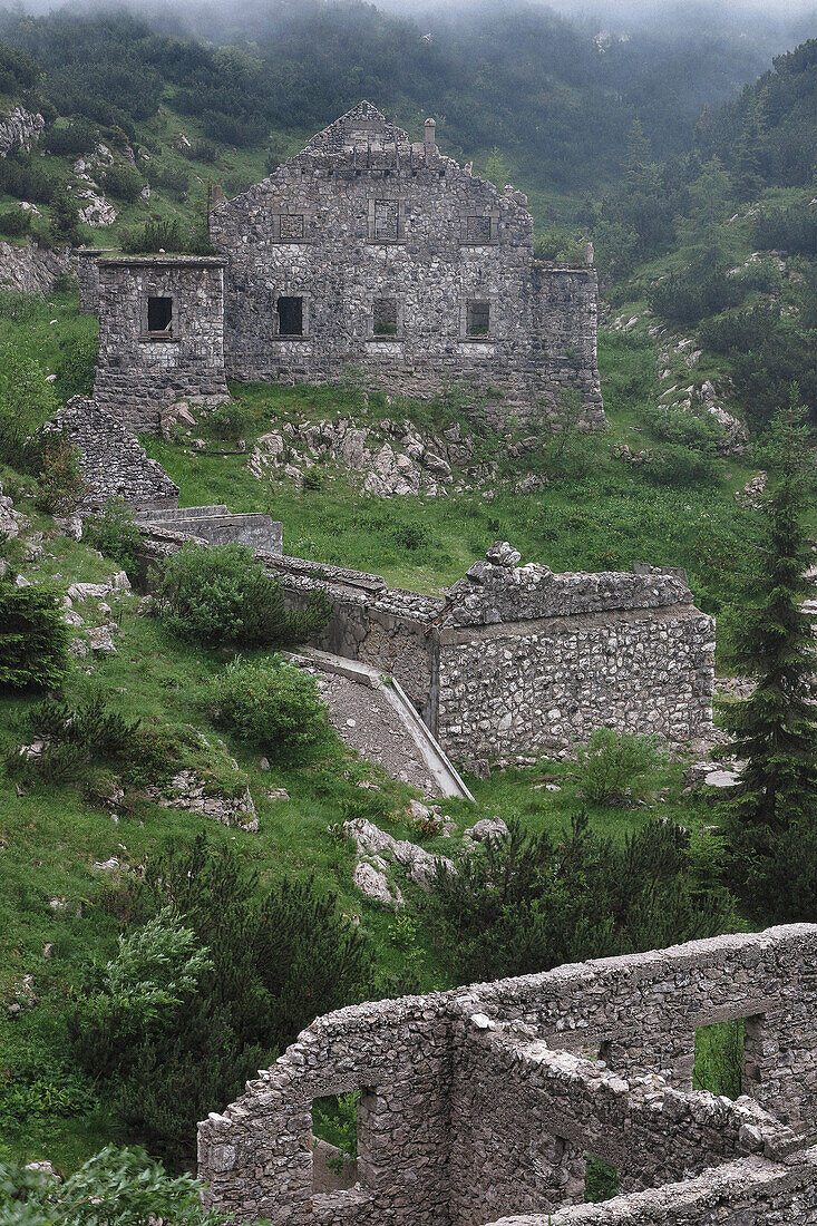 Ruinen der alten Militärkaserne, Soca-Tal, Slowenien