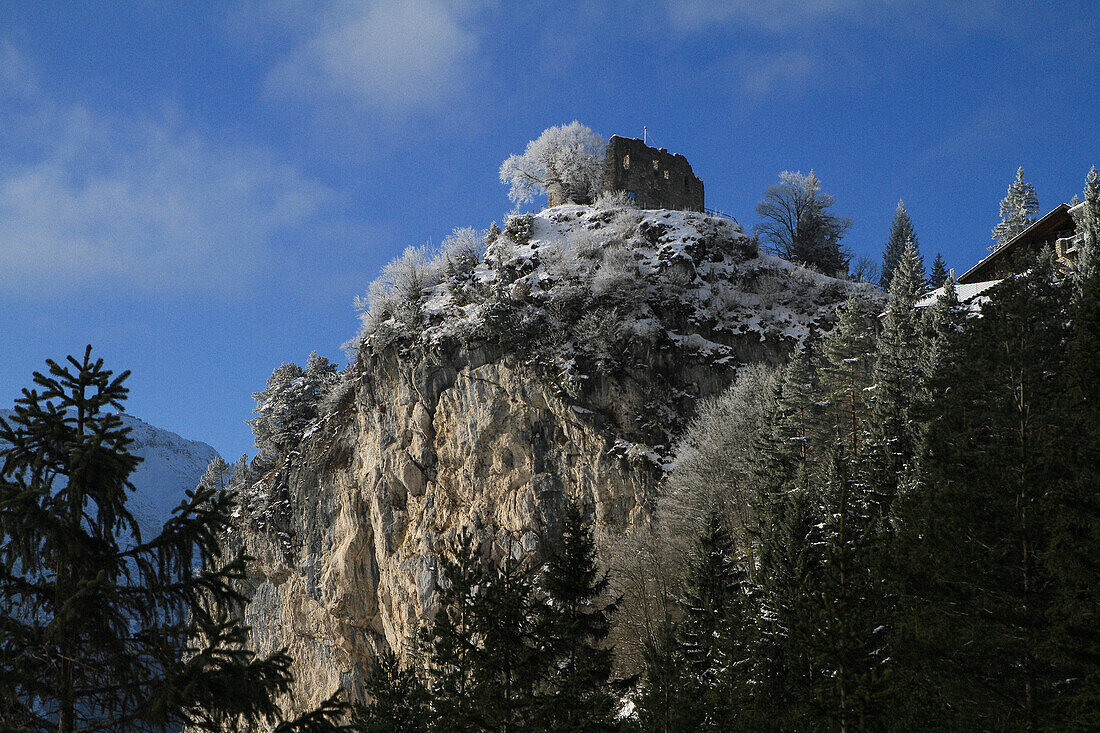 Ruinen auf einem schroffen Berg, Allgäu, Deutschland