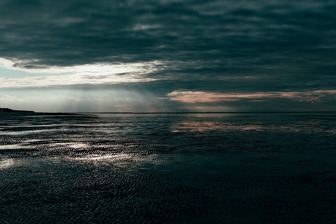 Strand im Erholungs- und Urlaubsgebiet Cuxhaven an der Nordsee im Herbst, Niedersachsen, Deutschland