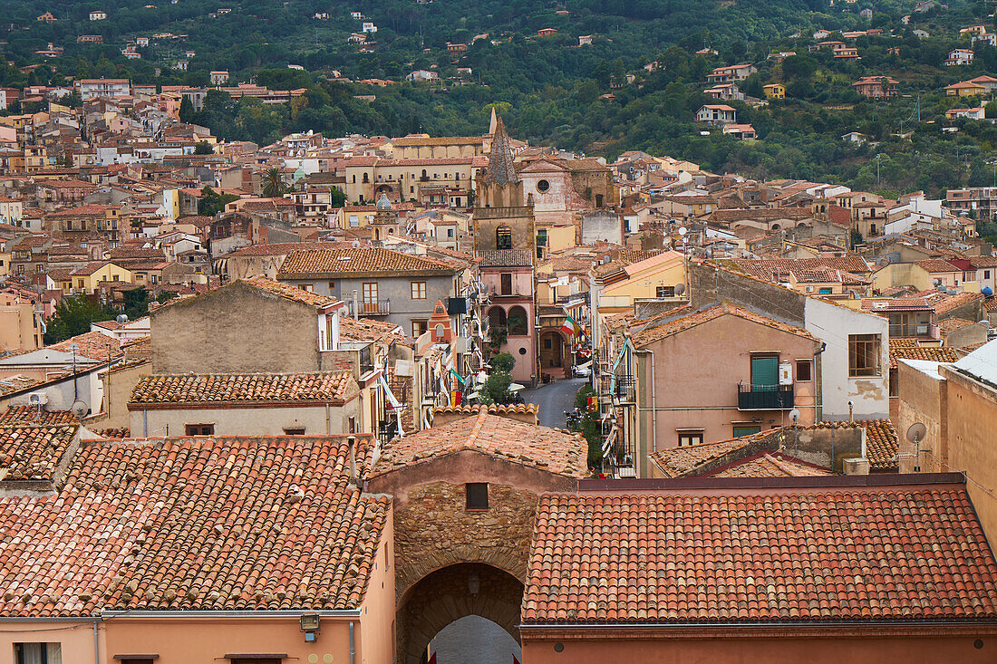 Blick über Castelbuono, Sizilien, Italien