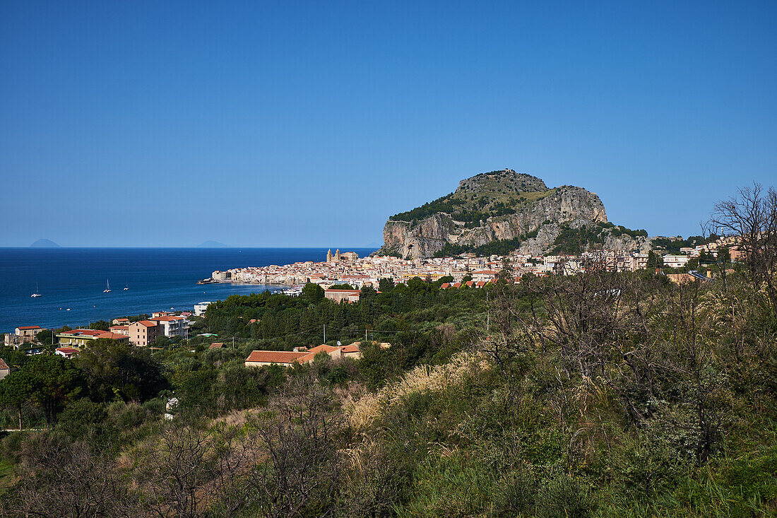 Cefalu aus der Ferne, Sizilien, Italien