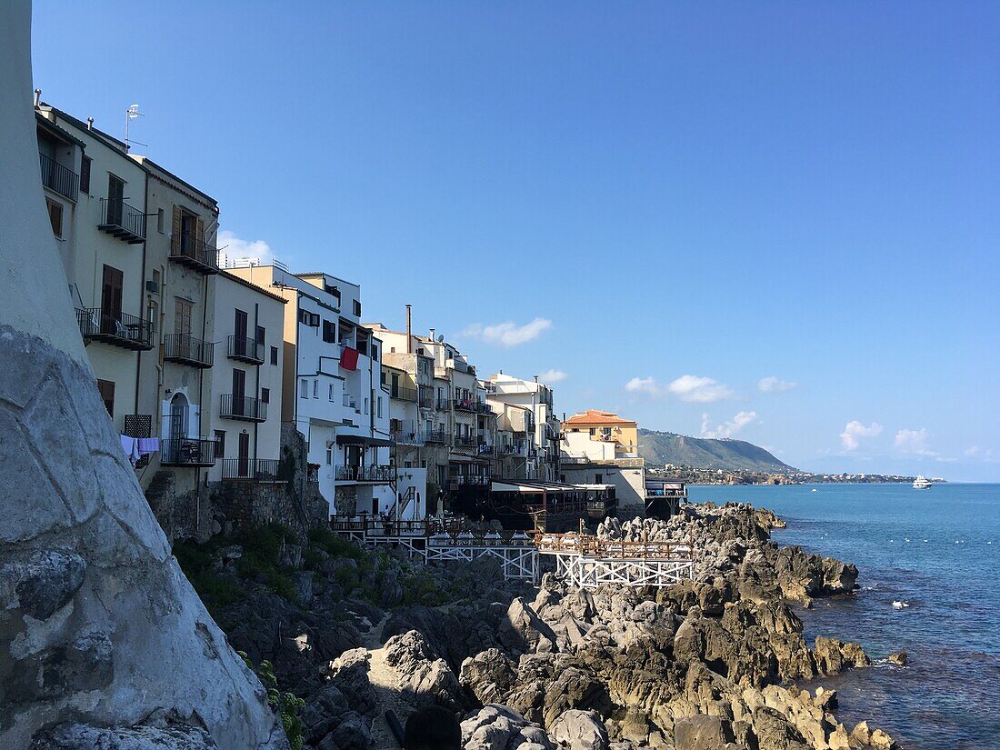 Cefalu, Häuserfront am Meer, Sizilien, Italien