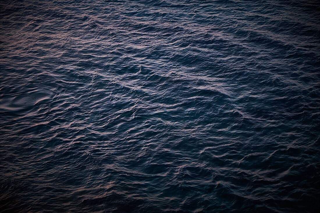 Sea filling format from above, dark