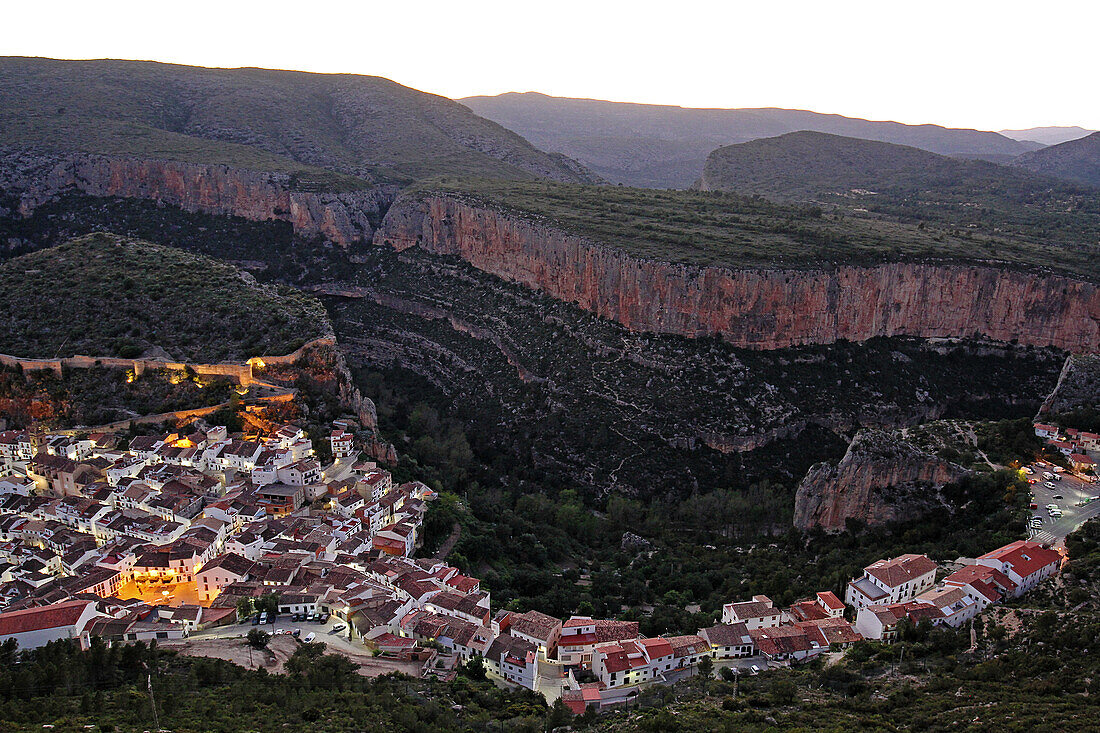 Rötliche Kalksteinwände im Klettergebiet Chulilla in Spanien, Provinz Valencia