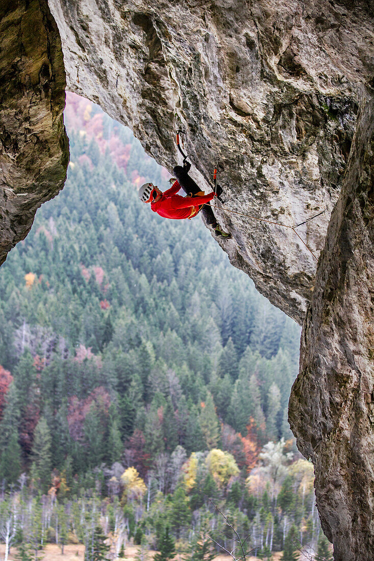 Drytooling in der Bärenhöhle bei Oberammergau, Klettern in Bayern, Bayerische Alpen, Deutschland