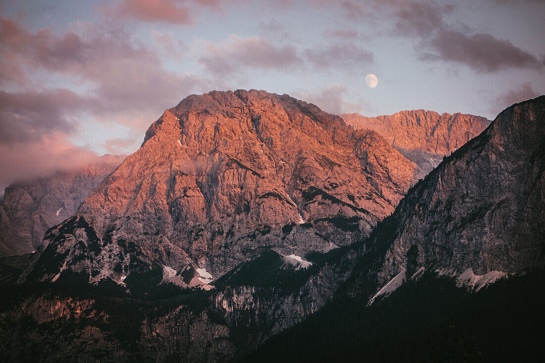 Tajakopf im Abendlicht mit Mond, Tirol, Österreich