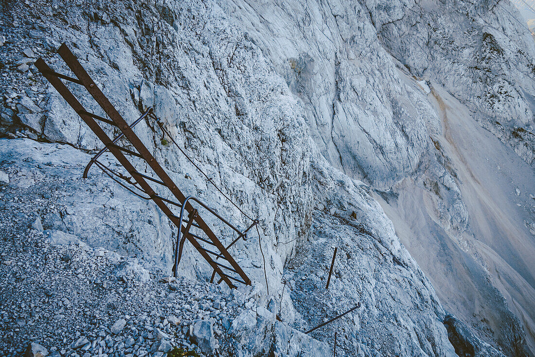 Eisenzeit - eine Kletterroute über den alten Tunnelbauersteig auf die Zugspitze, Wetterstein, Bayern, Deutschland