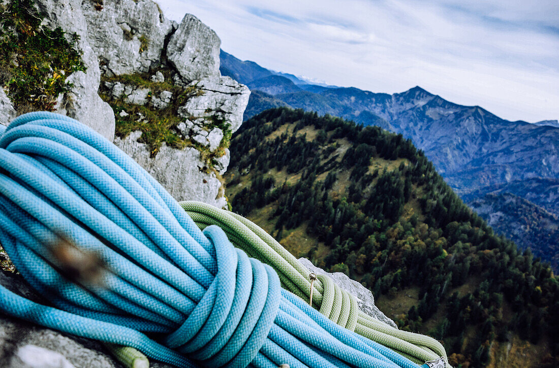 Kletterseile am Ausstieg der Mehrseillängenroute am Leonhardstein, bayrische Voralpen, Bayern, Deutschland