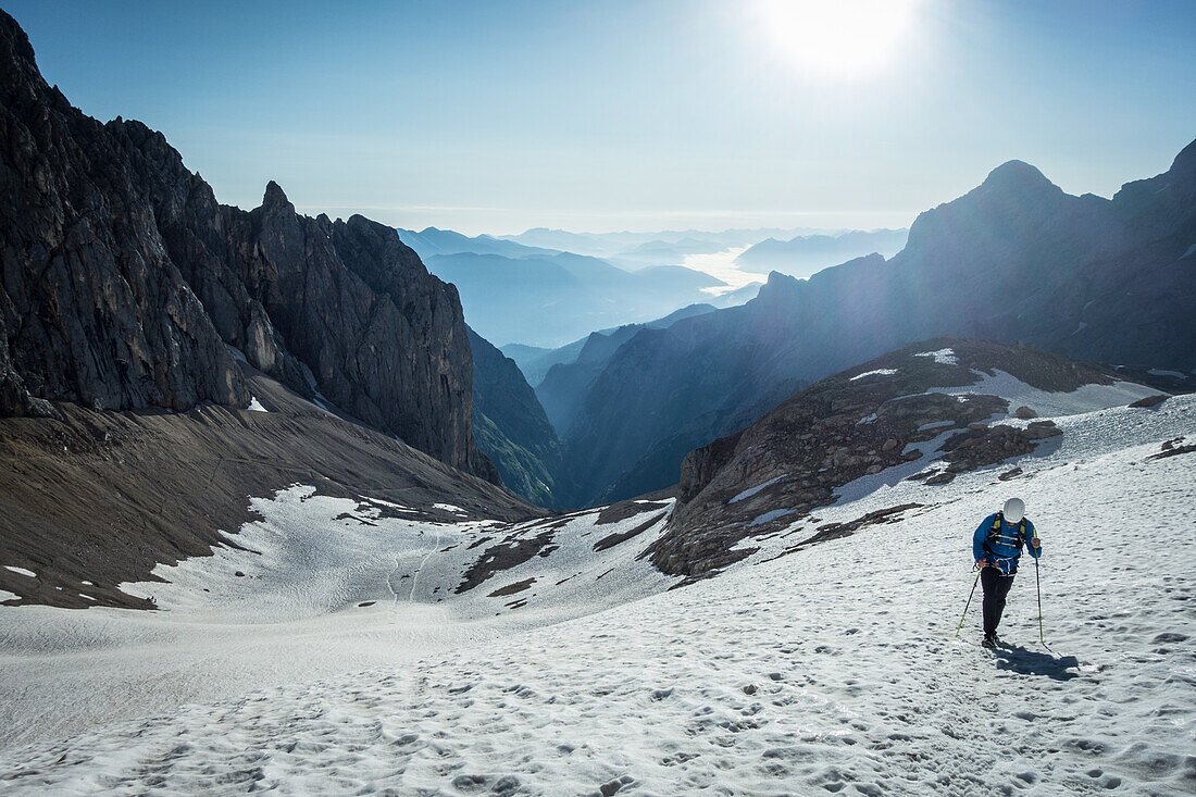 Mountaineers on their way through Höllental to the Zugspitze - over the Höllentalferner Glacier in summer