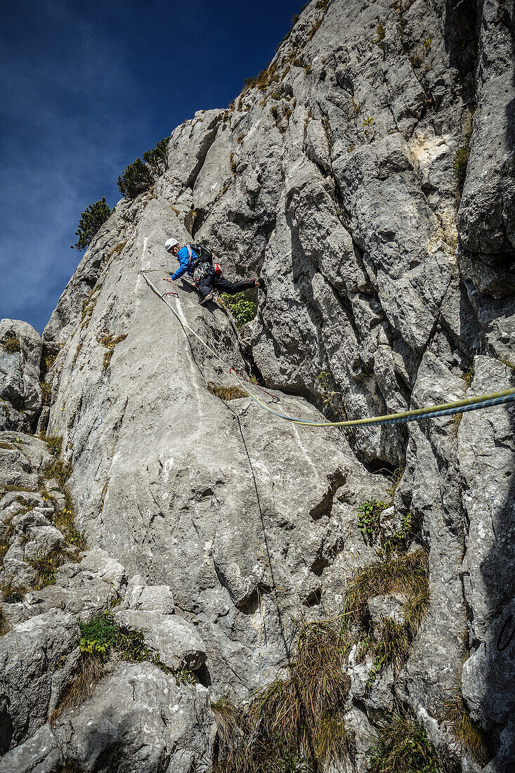 Kletterer beim Vorsteigen in der Mehrseillängenroute am Leonhardstein, bayrische Voralpen, Bayern, Deutschland
