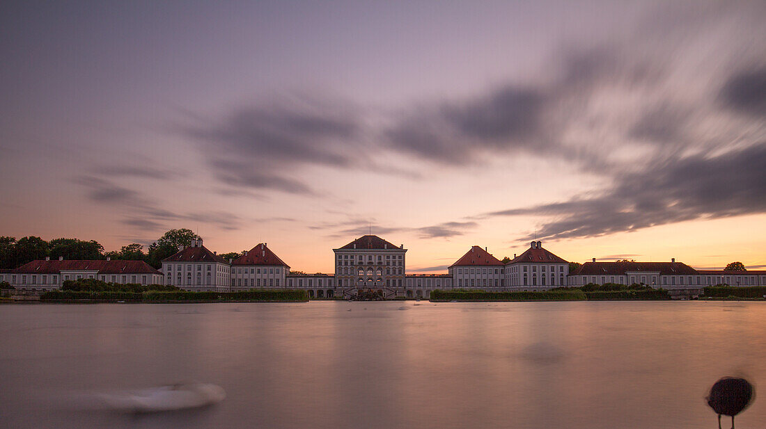 Nymphenburger Schloss und Schlosskanal am Abend, München, Bayern, Deutschland