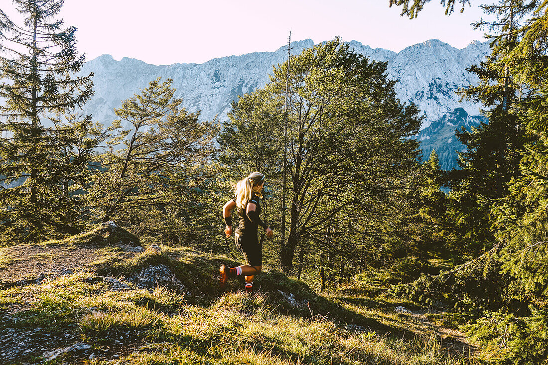 Trailrunnerin in der Morgensonne am Gamskogel im Wilden Kaiser, Tirol, Österreich