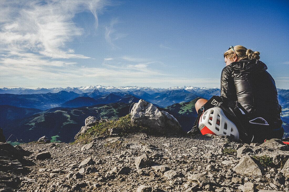 Wanderin am Gipfel, Scheffauer im Wilden Kaiser, Tirol, Österreich