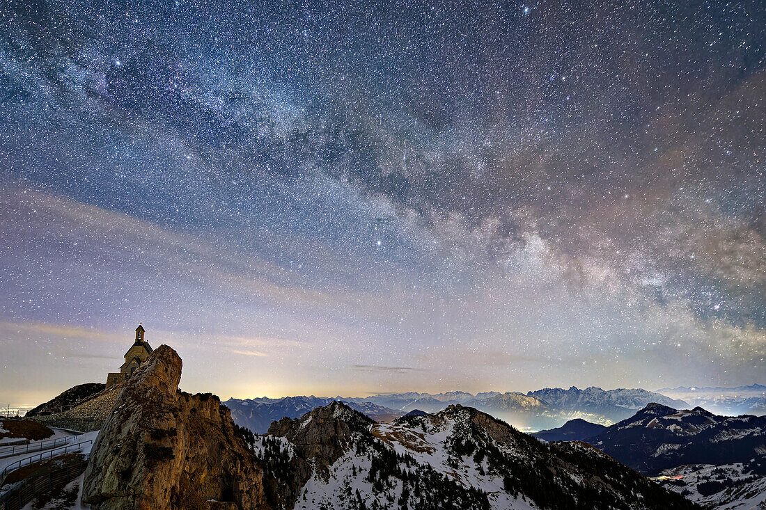 Sternenhimmel und Milchstraße über Kapelle am Wendelstein, Wendelstein, Mangfallgebirge, Bayerische Alpen, Oberbayern, Bayern, Deutschland