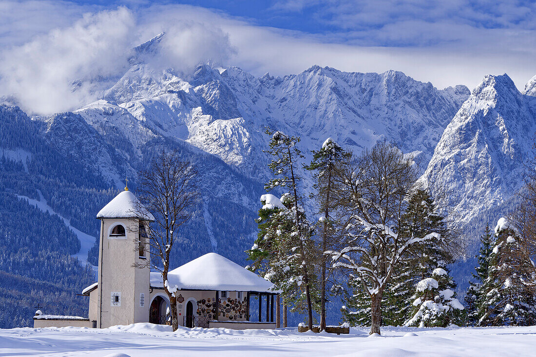 Snow-covered war memorial church with Wetterstein Mountains in the background, Kramerplateauweg, Garmisch, Ammergau Alps, Werdenfelser Land, Upper Bavaria, Bavaria, Germany