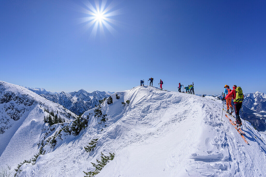 Mehrere Personen auf Skitour stehen am Gratrücken des Rauschberg, Chiemgauer Alpen im Hintergrund, Rauschberg, Chiemgauer Alpen, Oberbayern, Bayern, Deutschland
