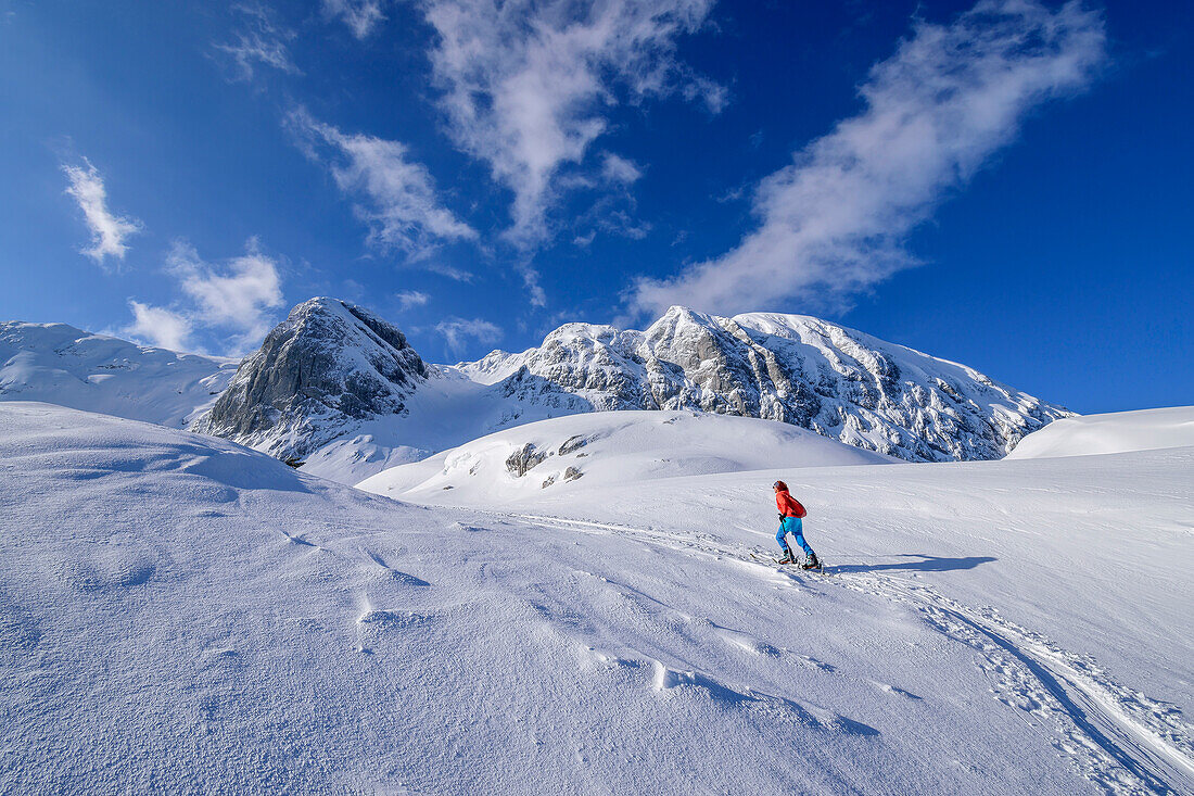 Frau auf Skitour steigt zum Hohen Göll auf, Hoher Göll, Berchtesgadener Alpen, Nationalpark Berchtesgaden, Oberbayern, Bayern, Deutschland