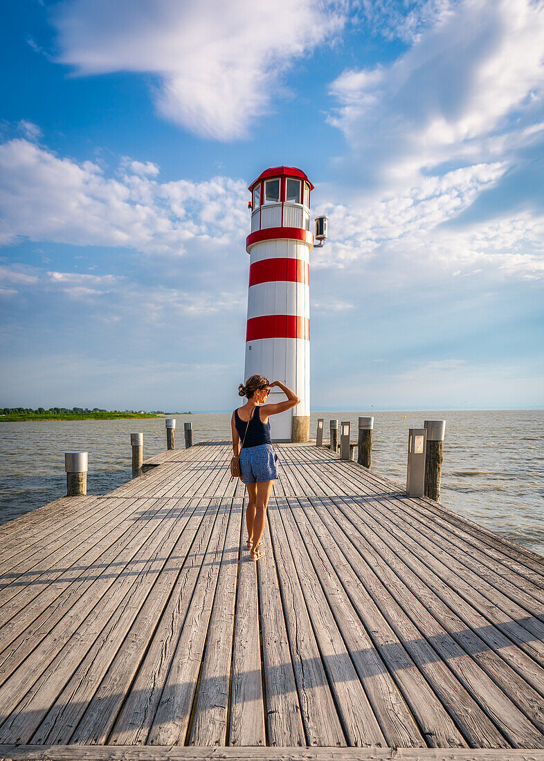 Touristin am Leuchtturm in Podersdorf am Neusiedler See im Burgenland, Österreich